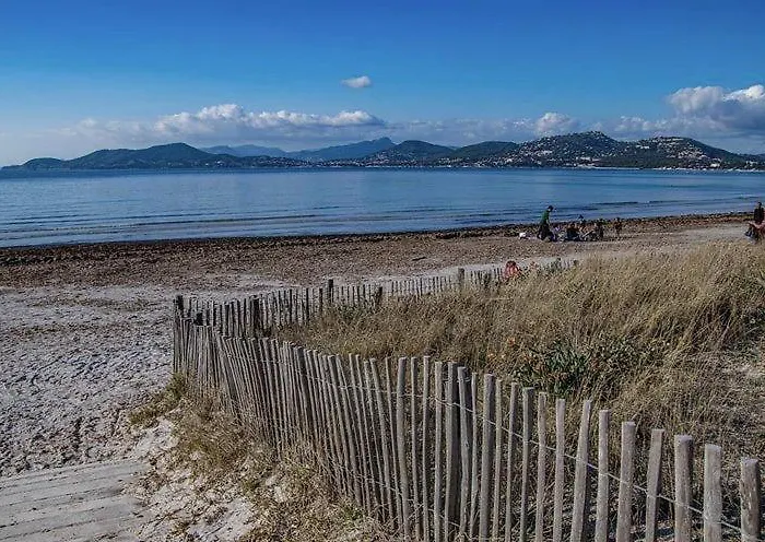 Aparthotel LA BADINE Appartement rénové Haut de game et Parc Prestations Premiumamme avec Climatisation Vue Pisc Hyères
