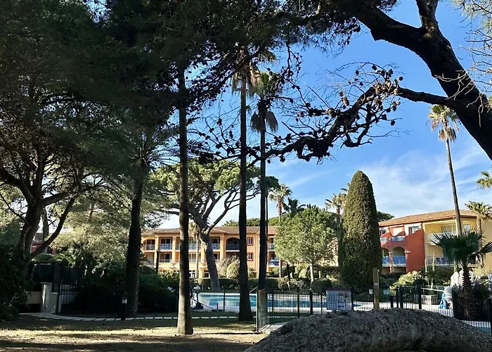 Aparthotel LA BADINE Appartement rénové Haut de game et Parc Prestations Premiumamme avec Climatisation Vue Pisc 4*